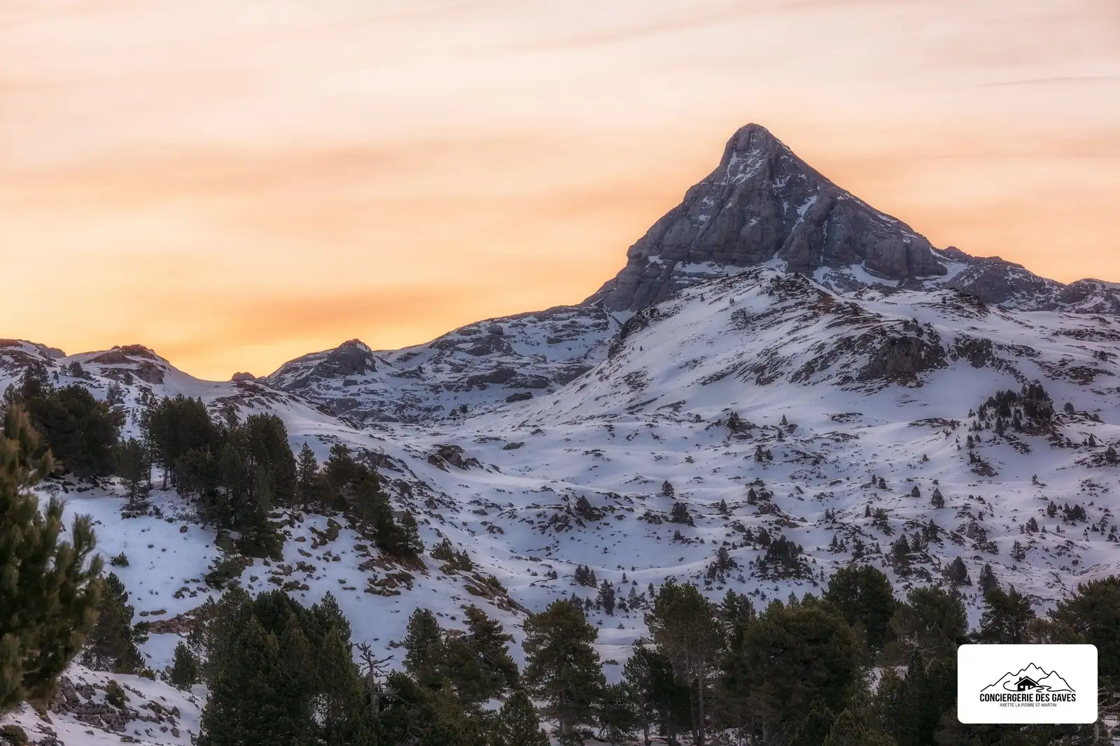 Le pic d'Anie enneigé au coucher du soleil