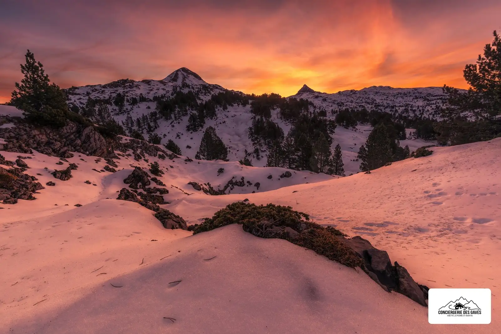 Le plateau de Larra enneigé au coucher du soleil, pic d'Anie à l'horizon